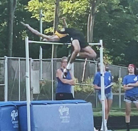 Carter Ezzell clearing 6'2 at sectional
